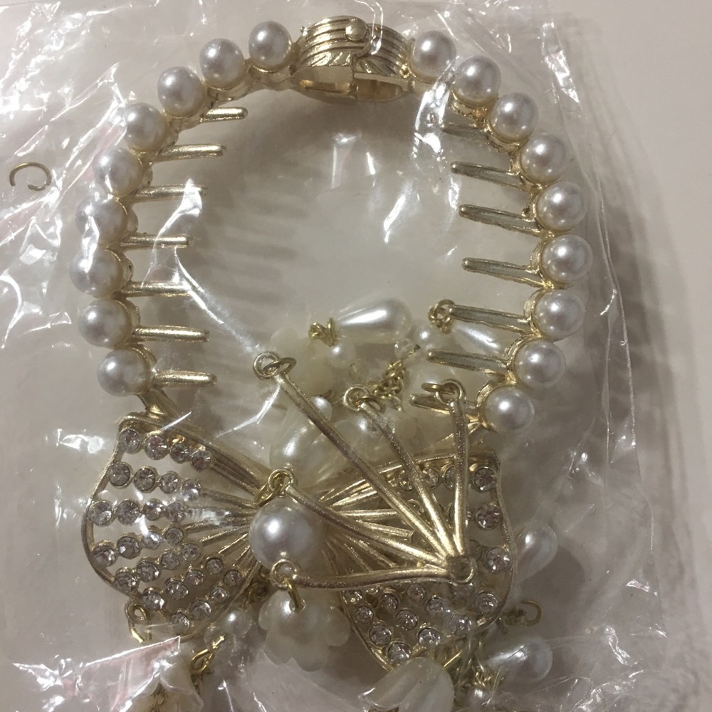 Bow and Pearl claw clip for hair bun